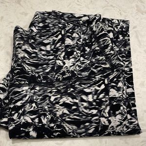 Lululemon black and white wunder under. Full length. Like new.